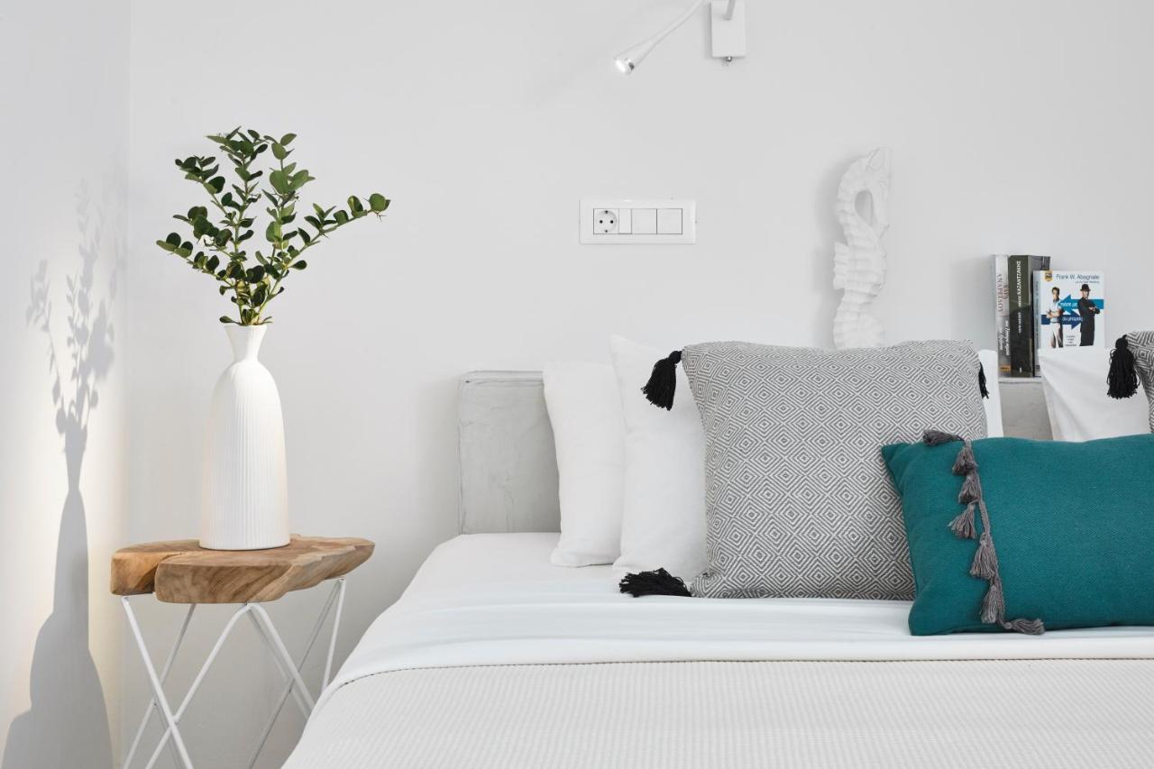 Infinite Blue Luxury Suites ثيرا المظهر الخارجي الصورة