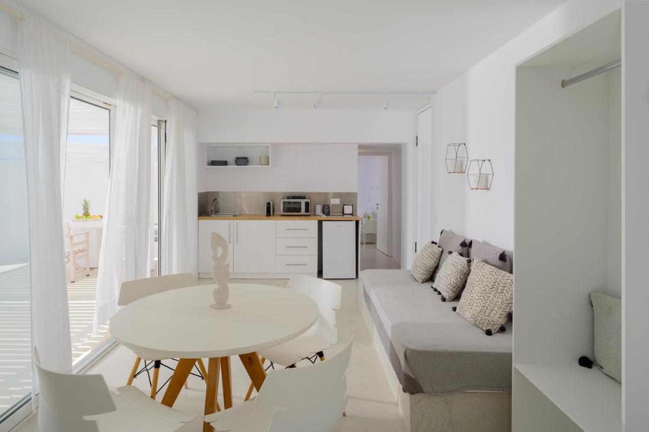 Infinite Blue Luxury Suites ثيرا المظهر الخارجي الصورة